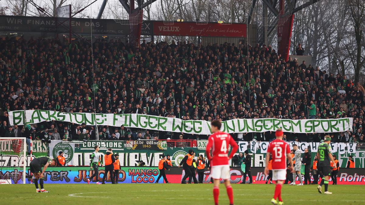 Union Berlin Vs Wolfsburg Temporarily Stopped After Fan Protests