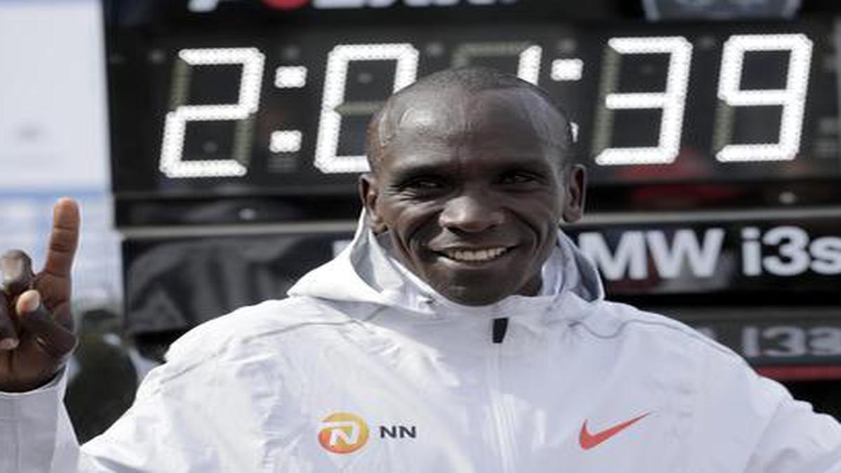 Kenyan Eliud Kipchoge sets new marathon world record