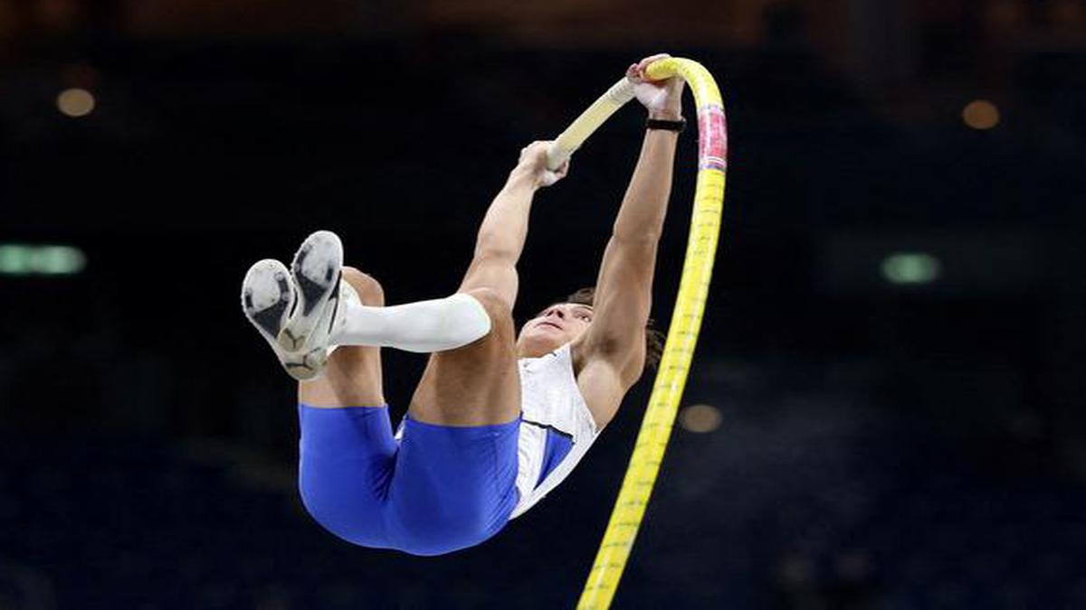 Duplantis falls short on new pole-vault world record attempt