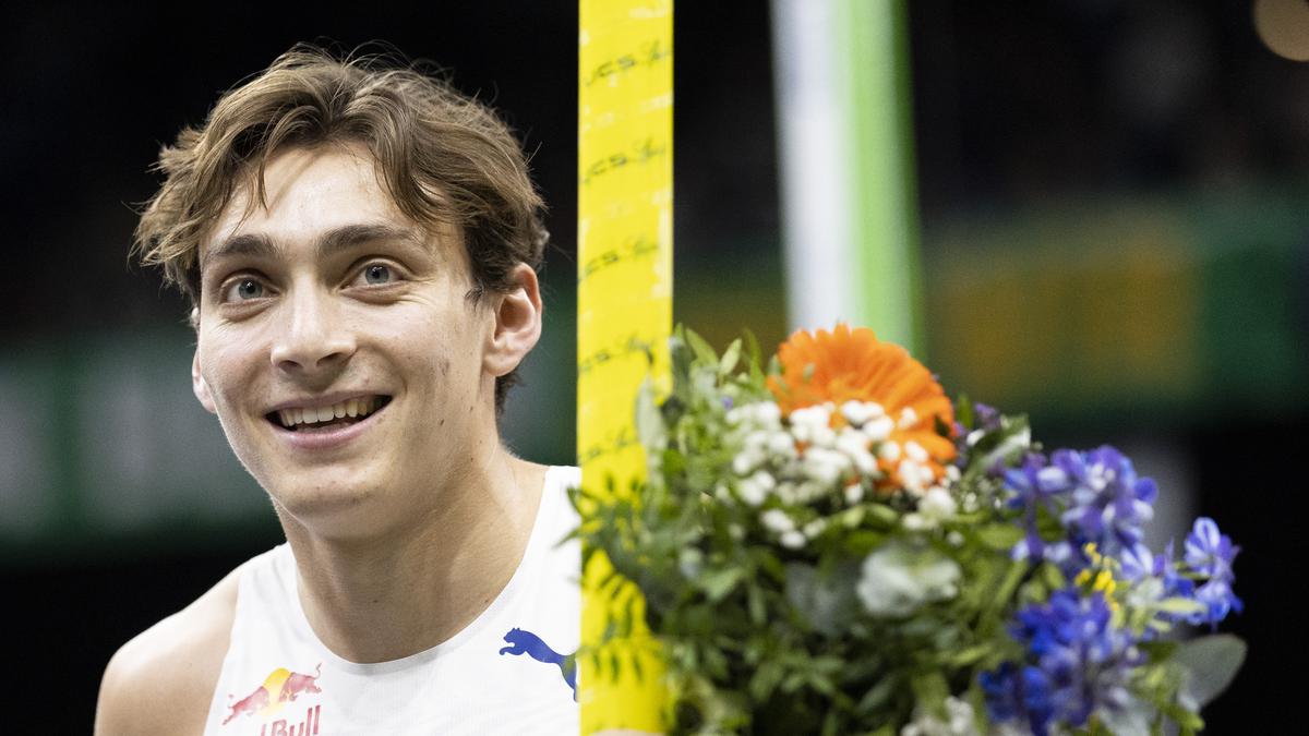 Armand Duplantis sets new pole vault world record in France