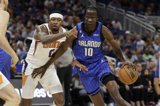 Le centre d'Orlando Magic Bol Bol (10) tourne autour de l'attaquant des Phoenix Suns Torrey Craig (0) lors d'un concours de la NBA à Orlando, en Floride, le 11 novembre. Bol Bol a récolté 13 points et un sommet en carrière de 15 rebonds dans le match.