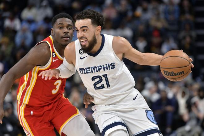 Tyus Jones (right) drives against Atlanta Hawks guard Aaron Holiday during Grizzlies’ 128-103 win over Hawks.