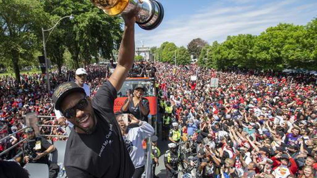 NBA: Kawhi Leonard shows he's a 'fun guy' at Raptors' parade