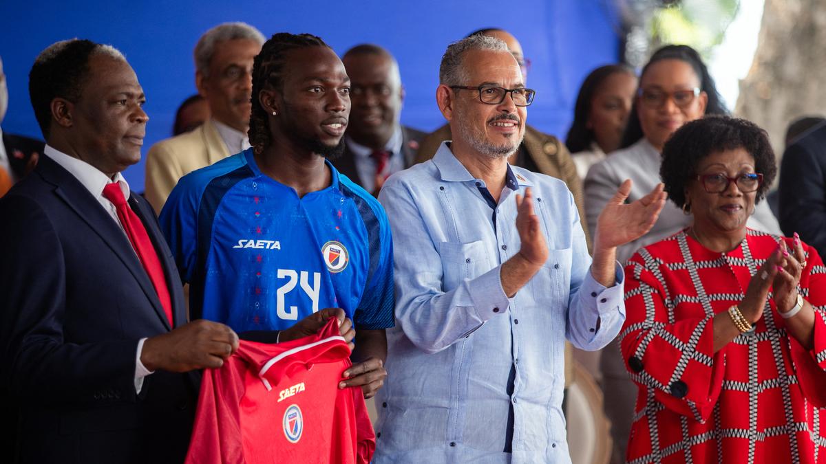 Le seul joueur vivant en Haïti attend un visa américain alors que son équipe se prépare pour la Coupe du Monde de la FIFA.
