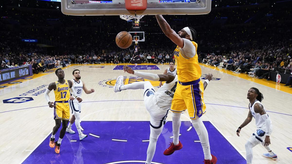 Lakers obliterate Grizzlies 125-85, advance to 2nd round