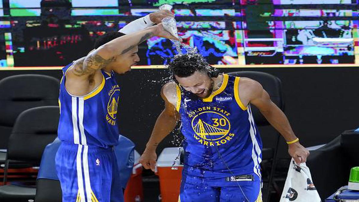 NBA roundup: Stephen Curry makes Warriors history in win