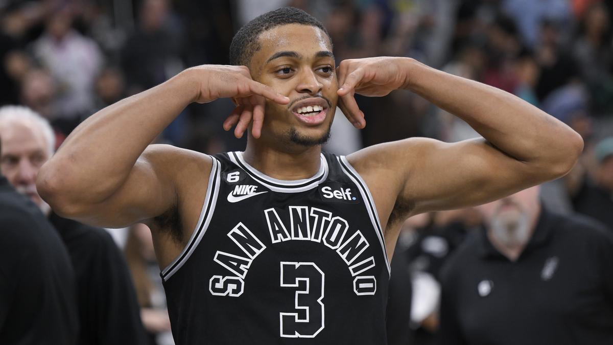 NBA roundup: San Antonio Spurs bears down in final seconds, shocks Cavaliers