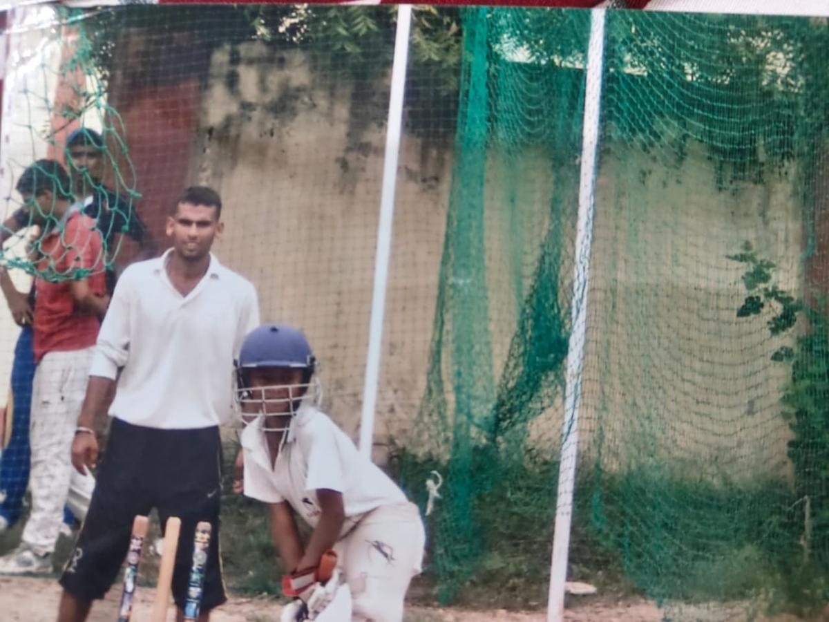 Kartik Sharma durante seus primeiros anos de treinamento, quando a rotina já existia.