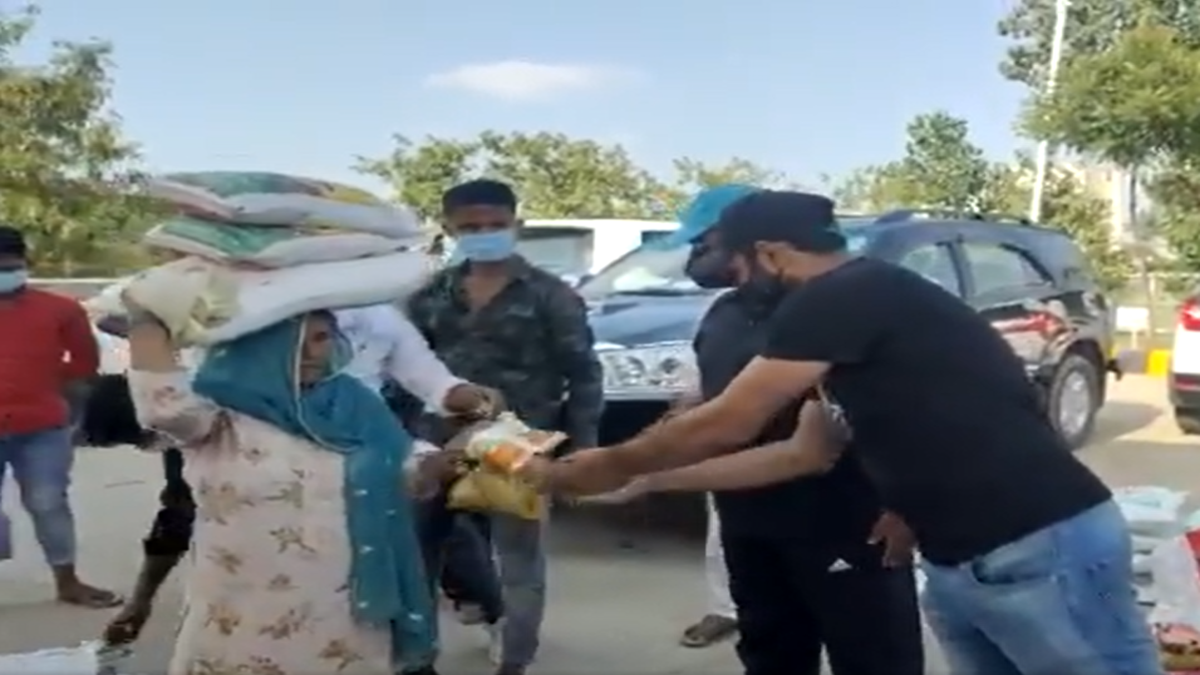 Mohammed Shami distributes food and water to migrant workers