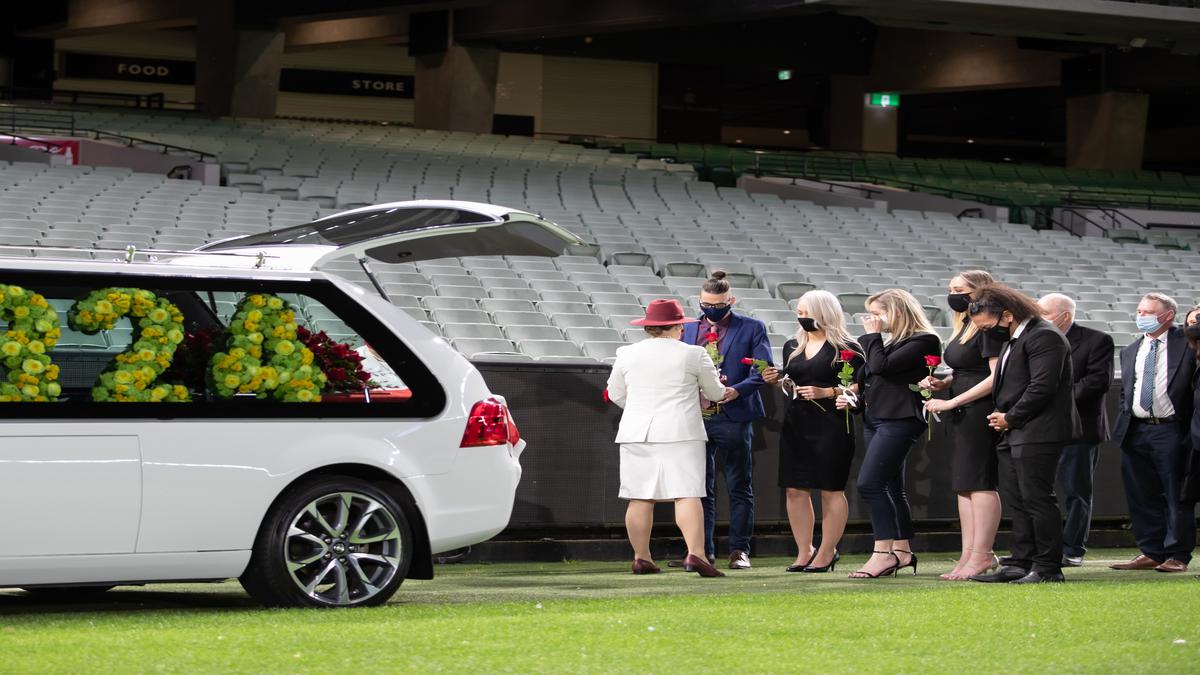 Family bids farewell to Dean Jones with lap of MCG