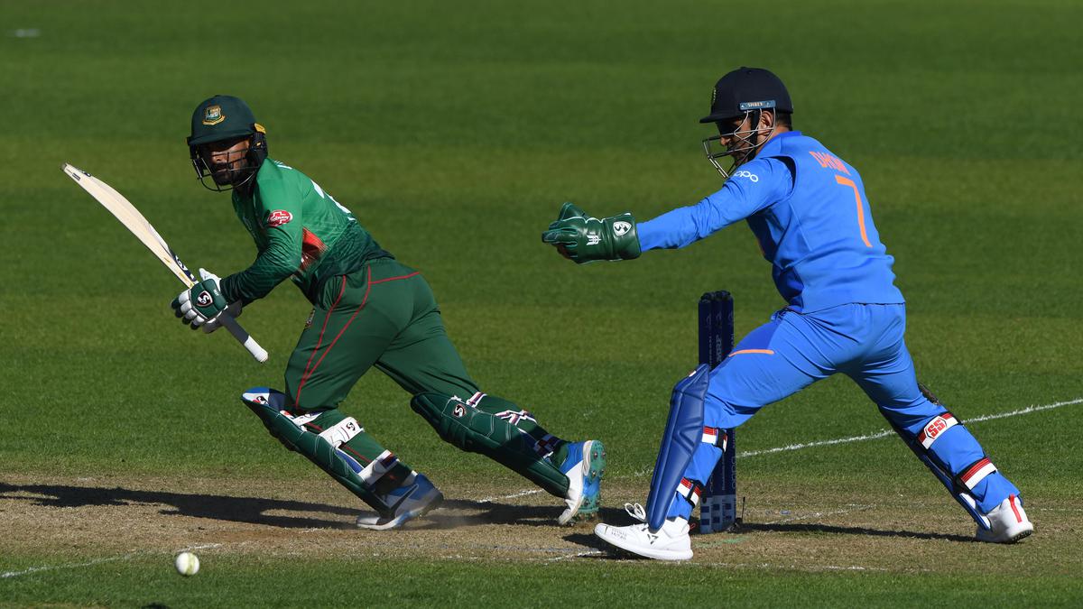 World Cup 2019: Insignia on Dhoni's gloves not military, BCCI to tell ICC