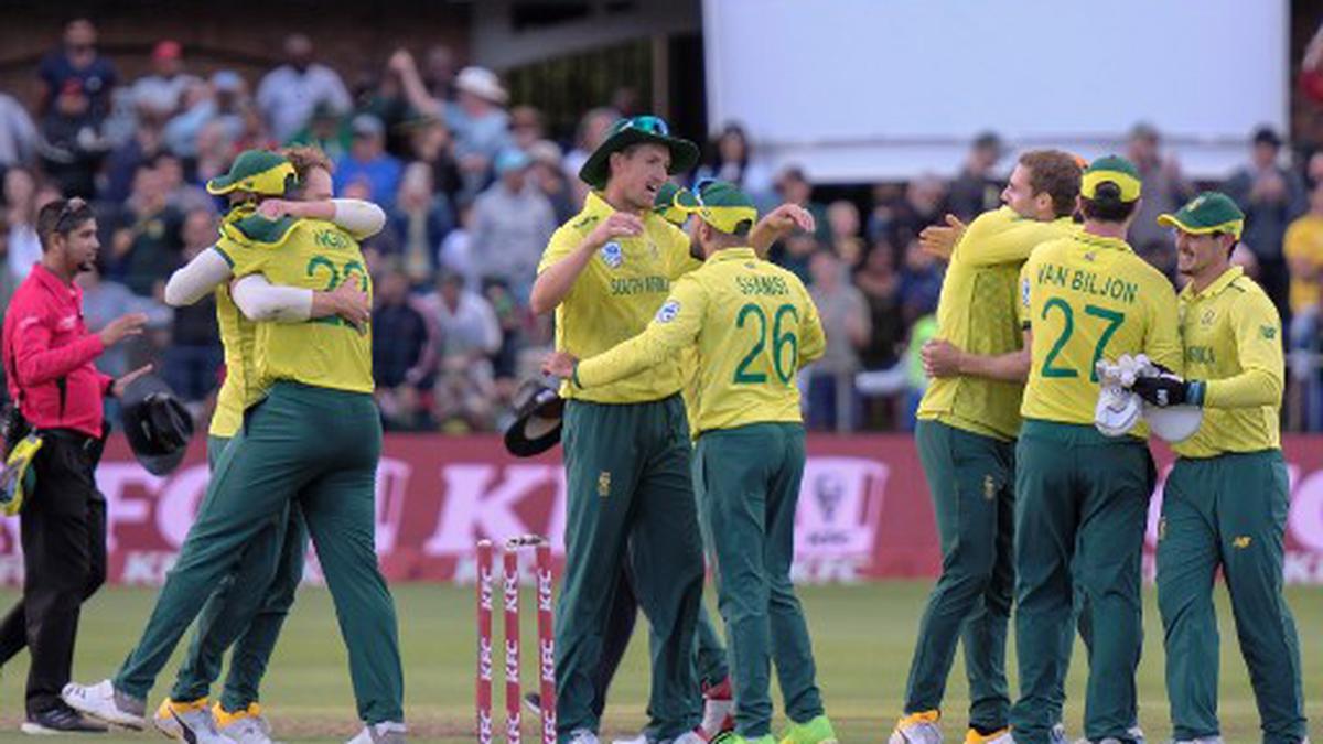 South Africa’s bowlers hold nerve to level Australia T20 series