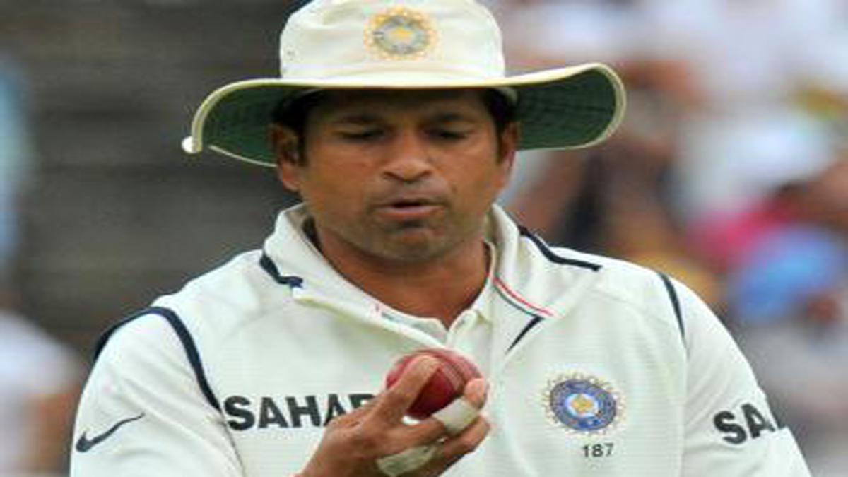 Lee, Tendulkar seek alternative to saliva on cricket ball