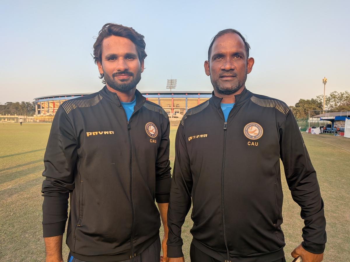 Kunal Chandela (à esquerda) e Manish Jha posam para uma foto. 