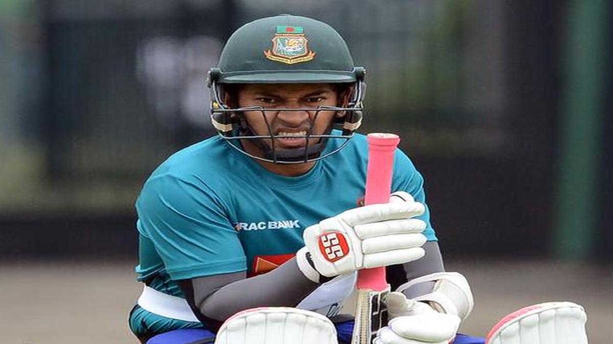 Sandallarda seksual va chiroyli oyoqlar