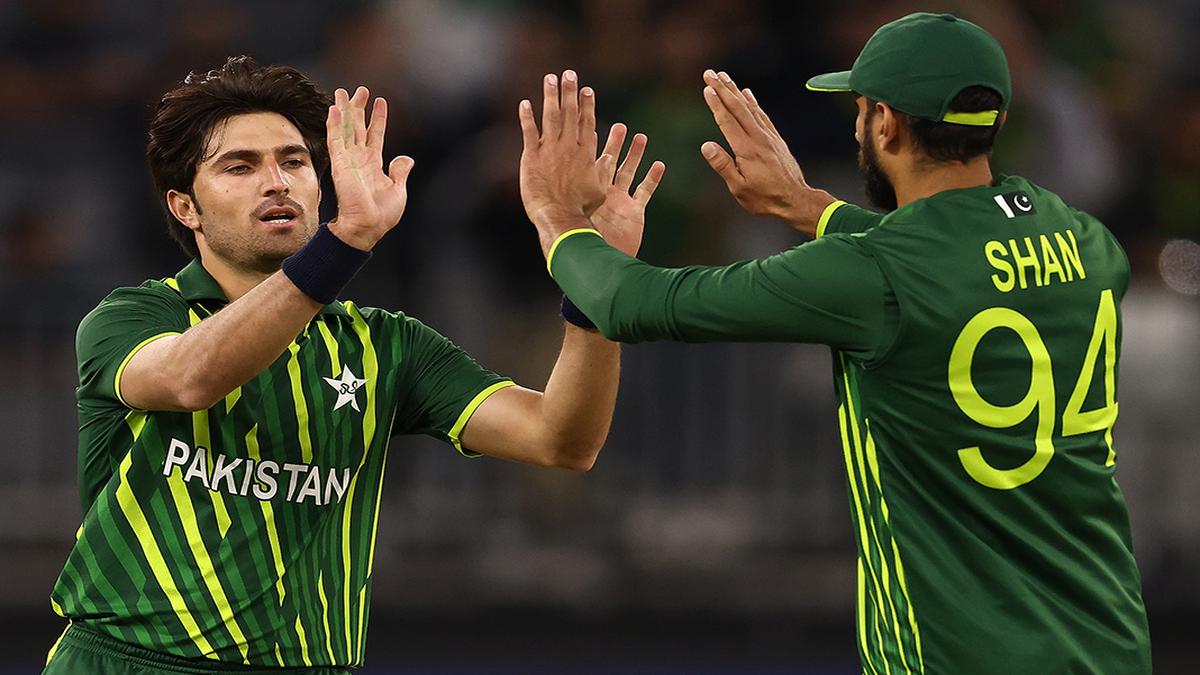 T20 World Cup 2022: Pakistan keeps semifinal hopes alive with scrappy ...