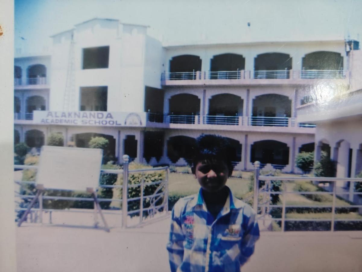 Um jovem Kartik Sharma durante seus primeiros anos em Agra, quando o críquete ainda dividia espaço com a rotina diária.