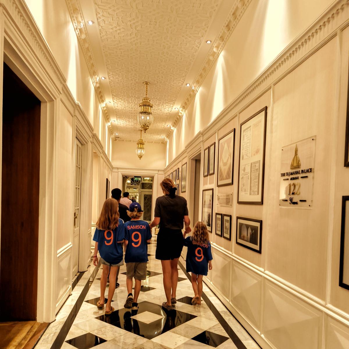 Christina Schutze com seus três filhos após sua noite de sorte no Taj - o autógrafo de Glenn McGrath transformando a espera de um paciente em uma memória. Christina Schutze com seus três filhos após sua noite de sorte no Taj - o autógrafo de Glenn McGrath transformando a espera de um paciente em uma memória.