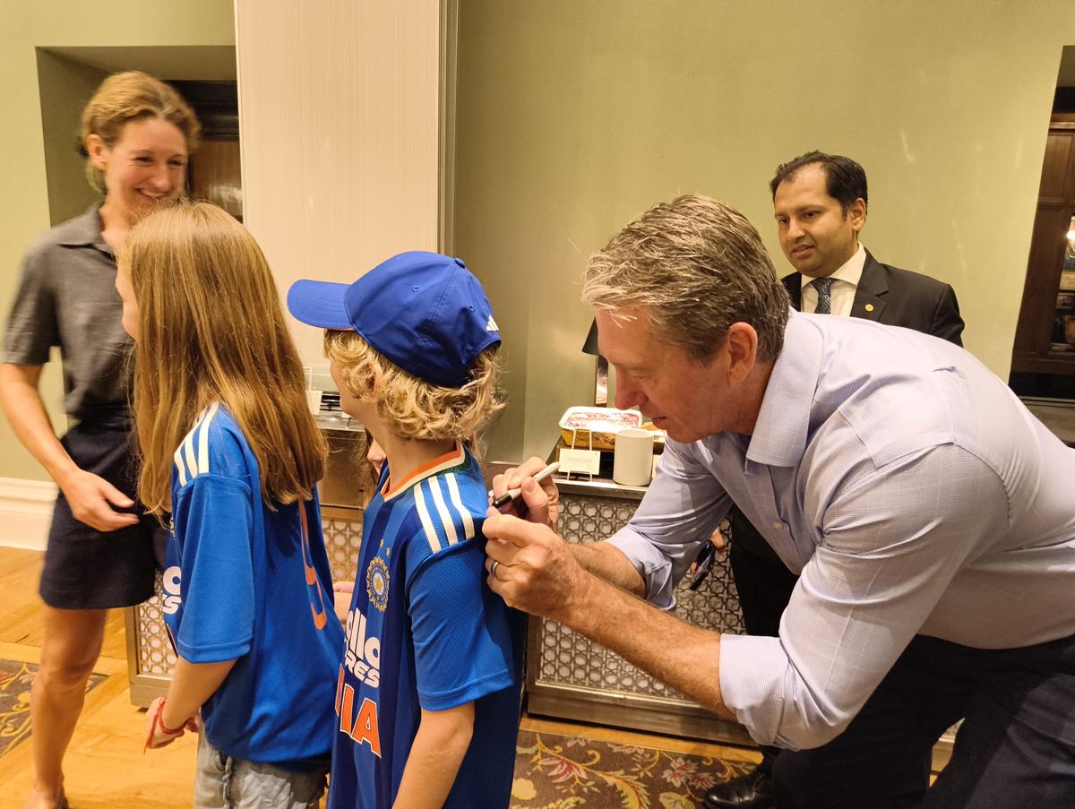 Um campeão obriga: Glenn McGrath dá autógrafos para jovens fãs após o Sportstar Aces Awards no Taj Mahal Palace. Um campeão obriga: Glenn McGrath dá autógrafos para jovens fãs após o Sportstar Aces Awards no Taj Mahal Palace.