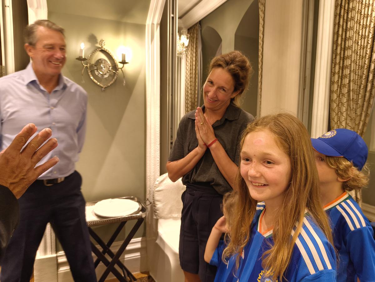 Christina Schutze com os filhos no Palácio Taj Mahal. Christina Schutze com os filhos no Palácio Taj Mahal.