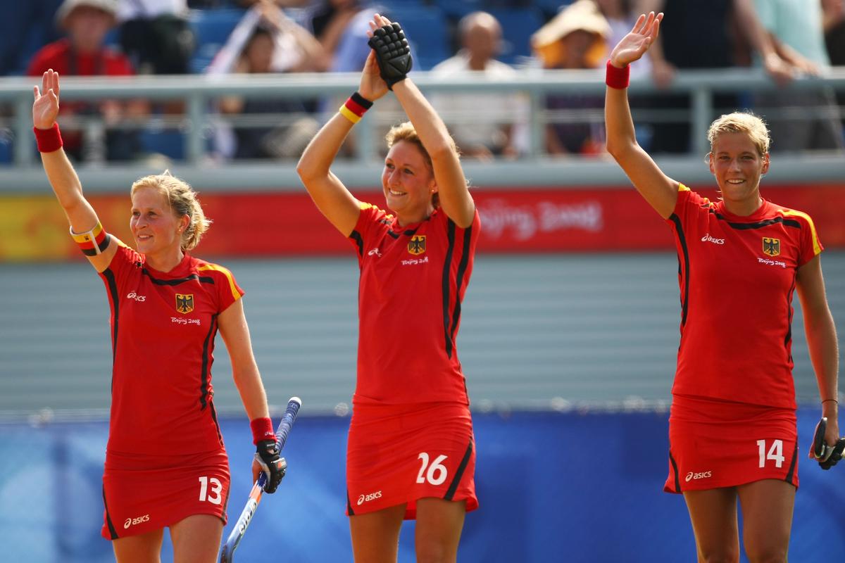 Christina Schutze (centro), uma jogadora alemã de hóquei em campo, competiu nos torneios femininos de hóquei em campo nos Jogos Olímpicos de Verão de Pequim em 2008 e em Londres em 2012. Christina Schutze (centro), uma jogadora alemã de hóquei em campo, competiu nos torneios femininos de hóquei em campo nos Jogos Olímpicos de Verão de Pequim em 2008 e em Londres em 2012.