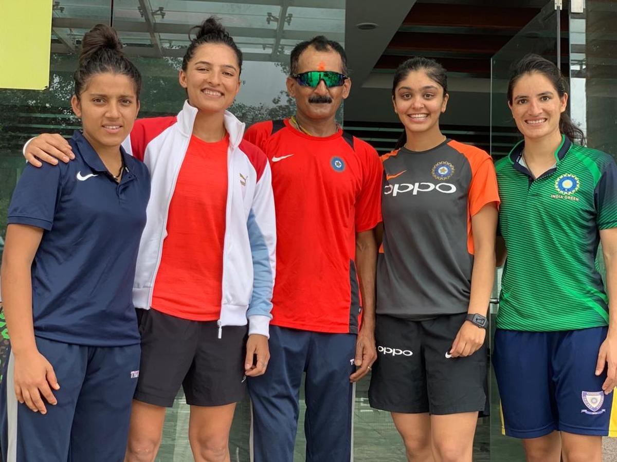 Pawan Sen con algunos de sus protegidos más destacados, incluidos Harleen Deol, Renuka Singh Thakur (derecha), Sushma Verma y Tanuja Kanwer (extremo izquierdo).