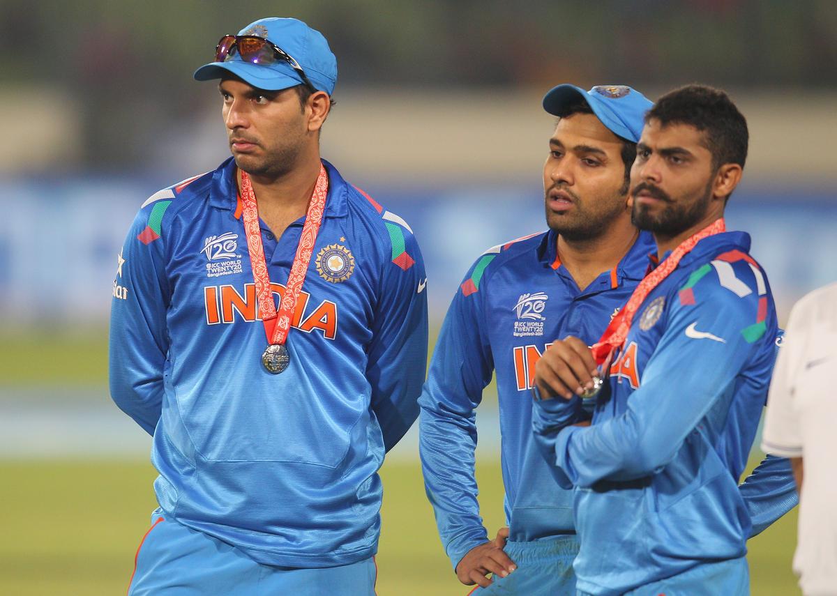 Noche sombría: Yuvraj Singh, Rohit Sharma y Ravindra Jadeja están tristes tras la derrota de India ante Sri Lanka en la final de 2014.