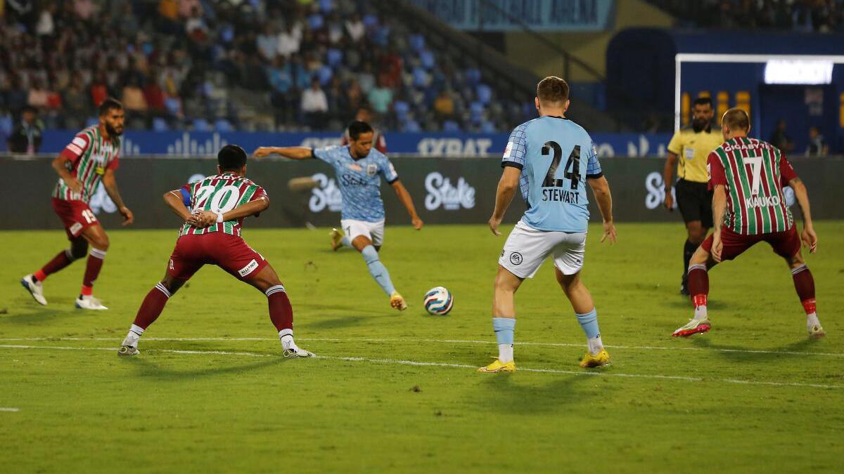 ISL 2022-23: ATK Mohun Bagan rescues late point against Mumbai City after going a man down