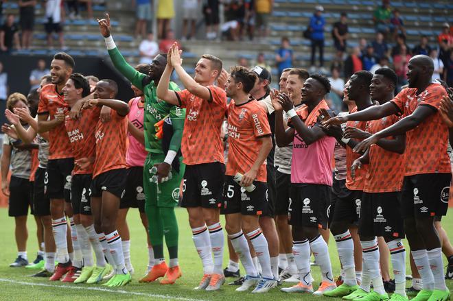 Lorient’s players salute their supporters at Stade du Moustoir on August 28.