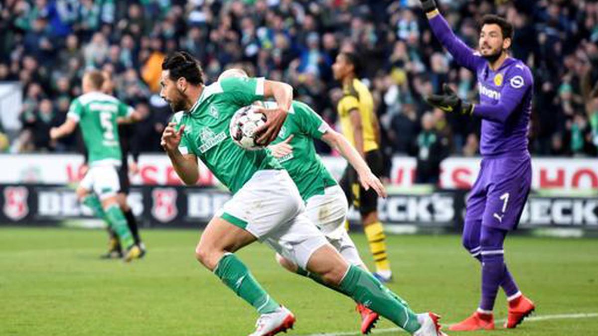 Werder Bremen 2 Borussia Dortmund 2: Pizarro on target