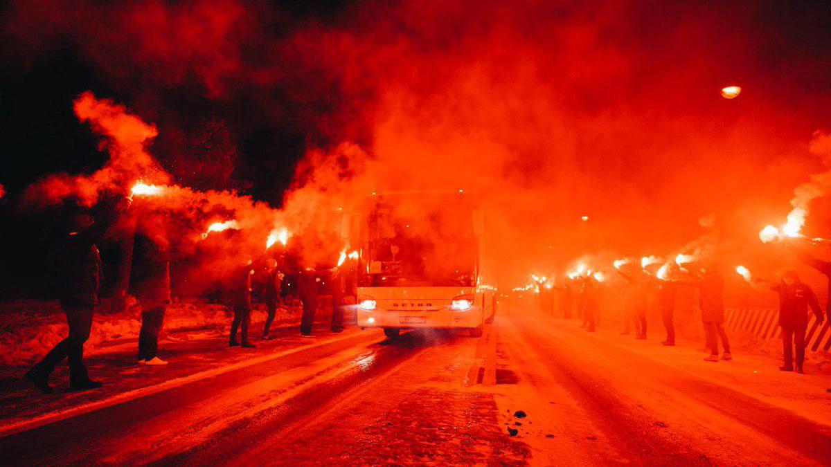 Video: Zenit fans give fiery Europa League welcome to the team against Fenerbache