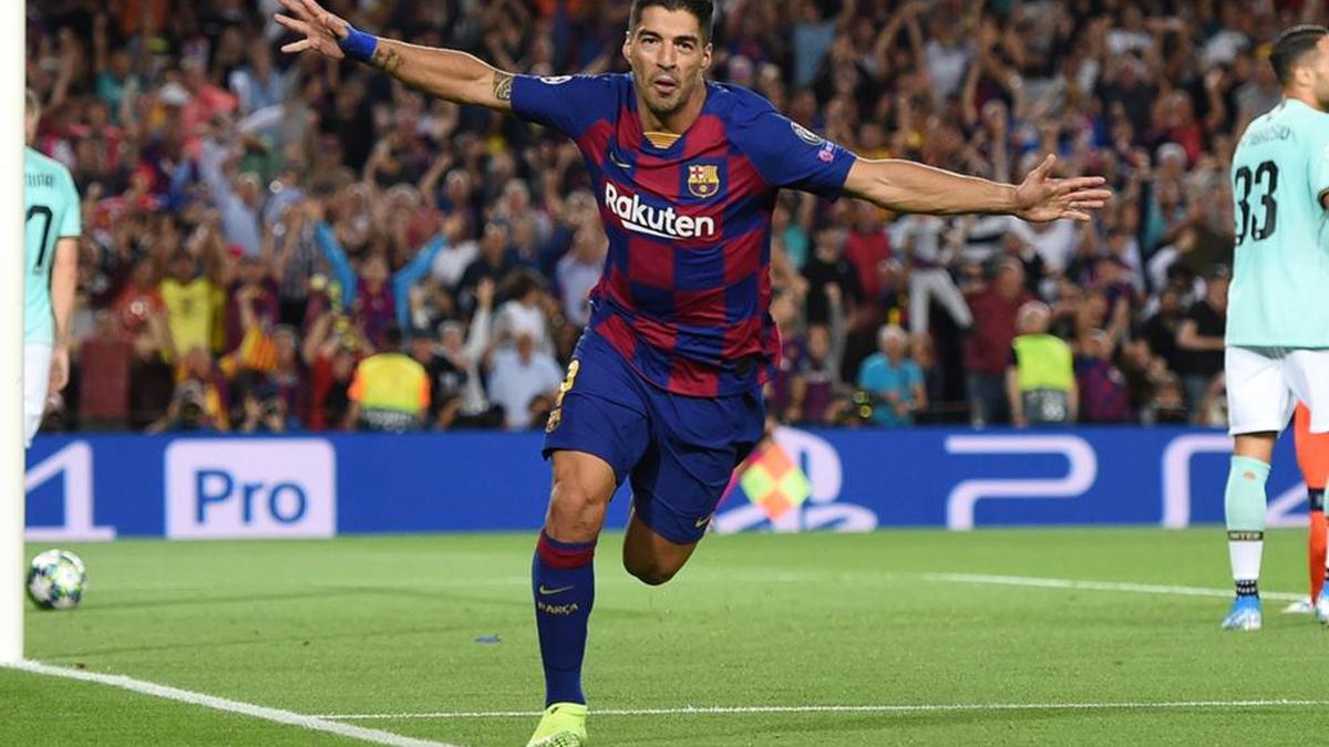 Barcelona: Suarez out for four months after knee surgery