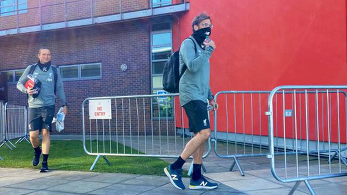 Jurgen Klopp dons face covering as Liverpool return to training