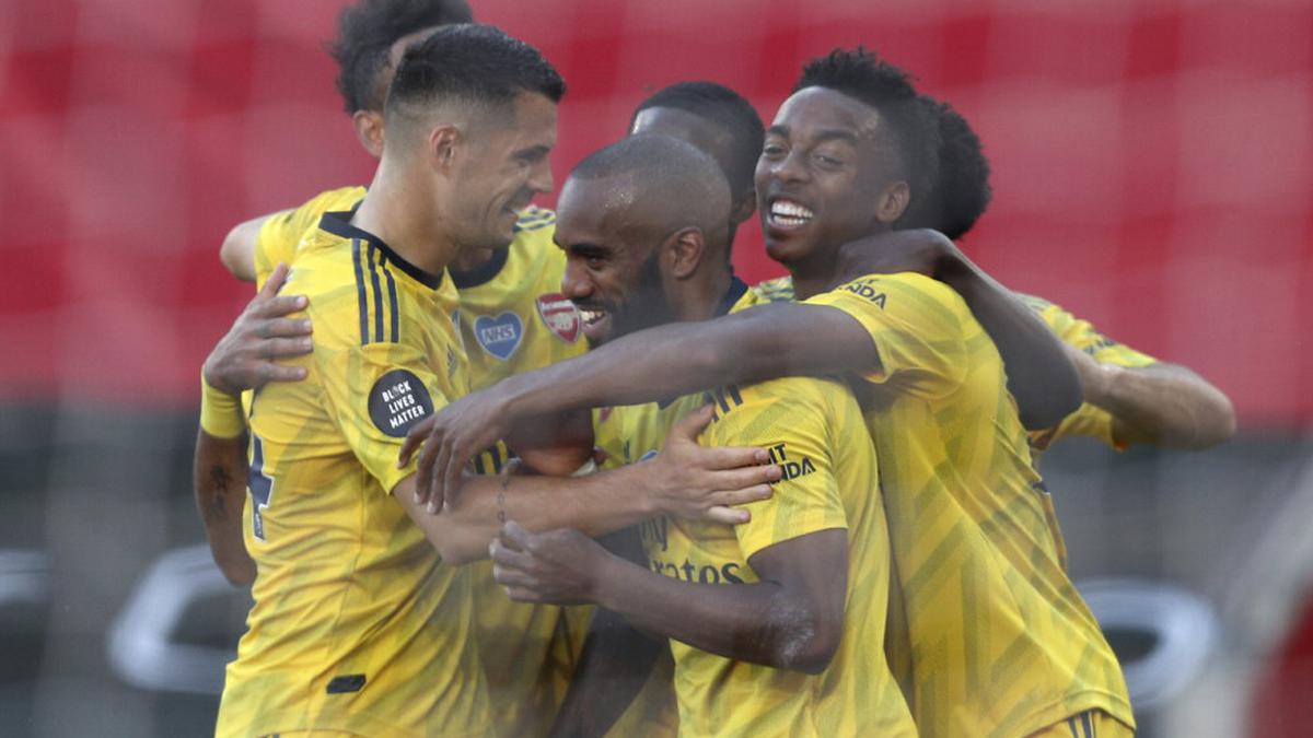 Arsenal back to winning ways with 2-0 victory over Southampton