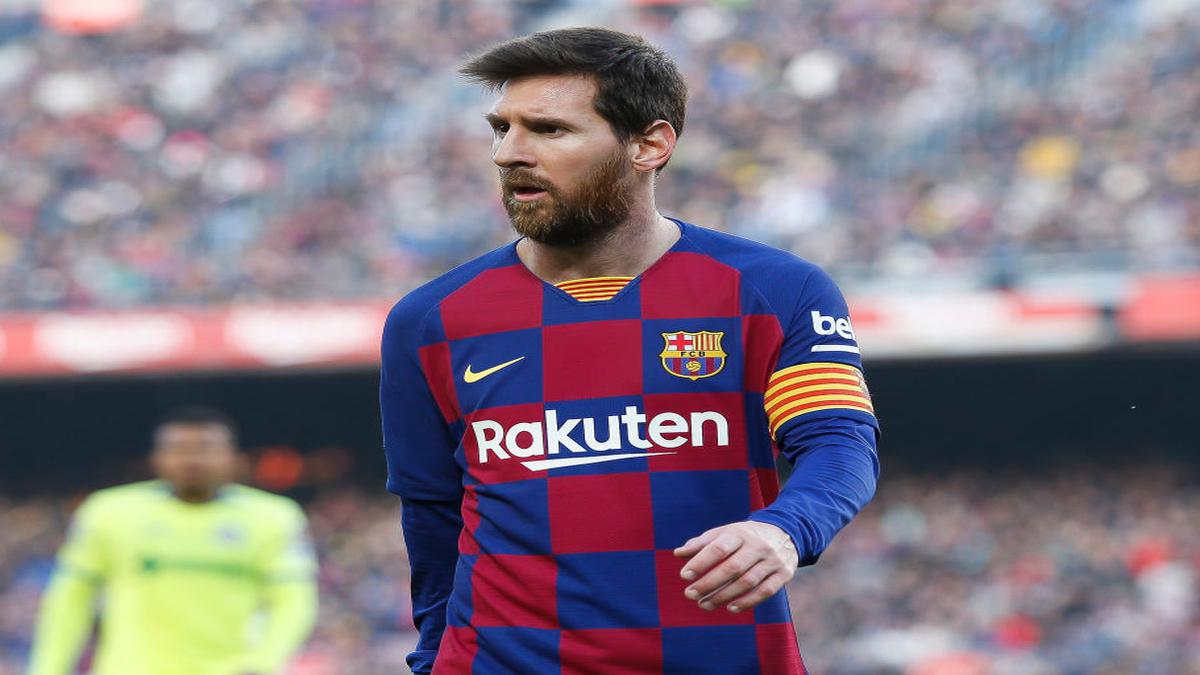 Messi's father arrives in Barcelona to discuss son's future