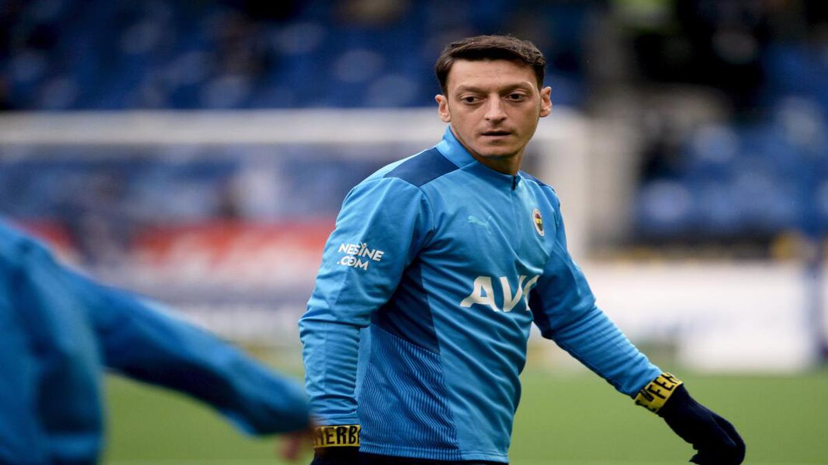 Ozil determined to stay at Fenerbahce despite suspension