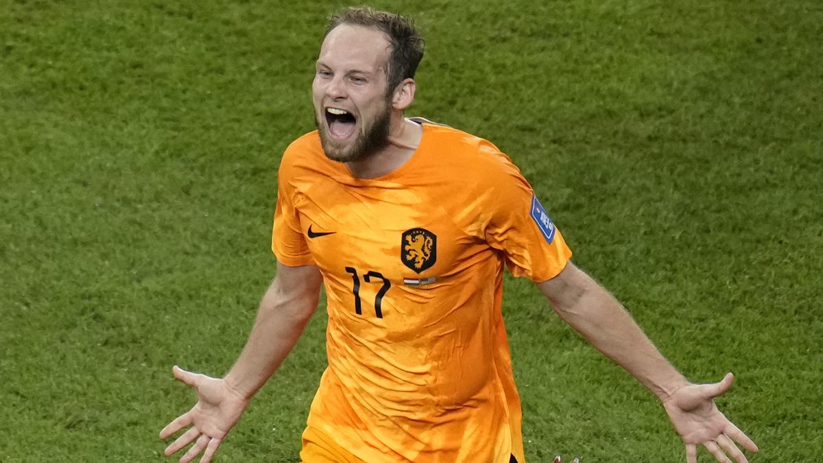 Football transfers news: Bayern Munich signs Daley Blind