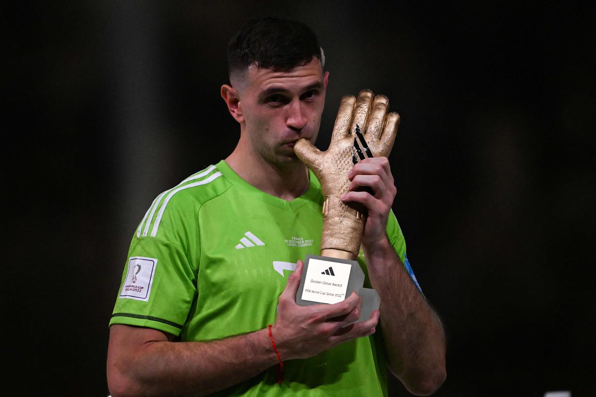 Emiliano Martinez wins World Cup Golden Glove award at Qatar 2022 - Futbol  on FanNation