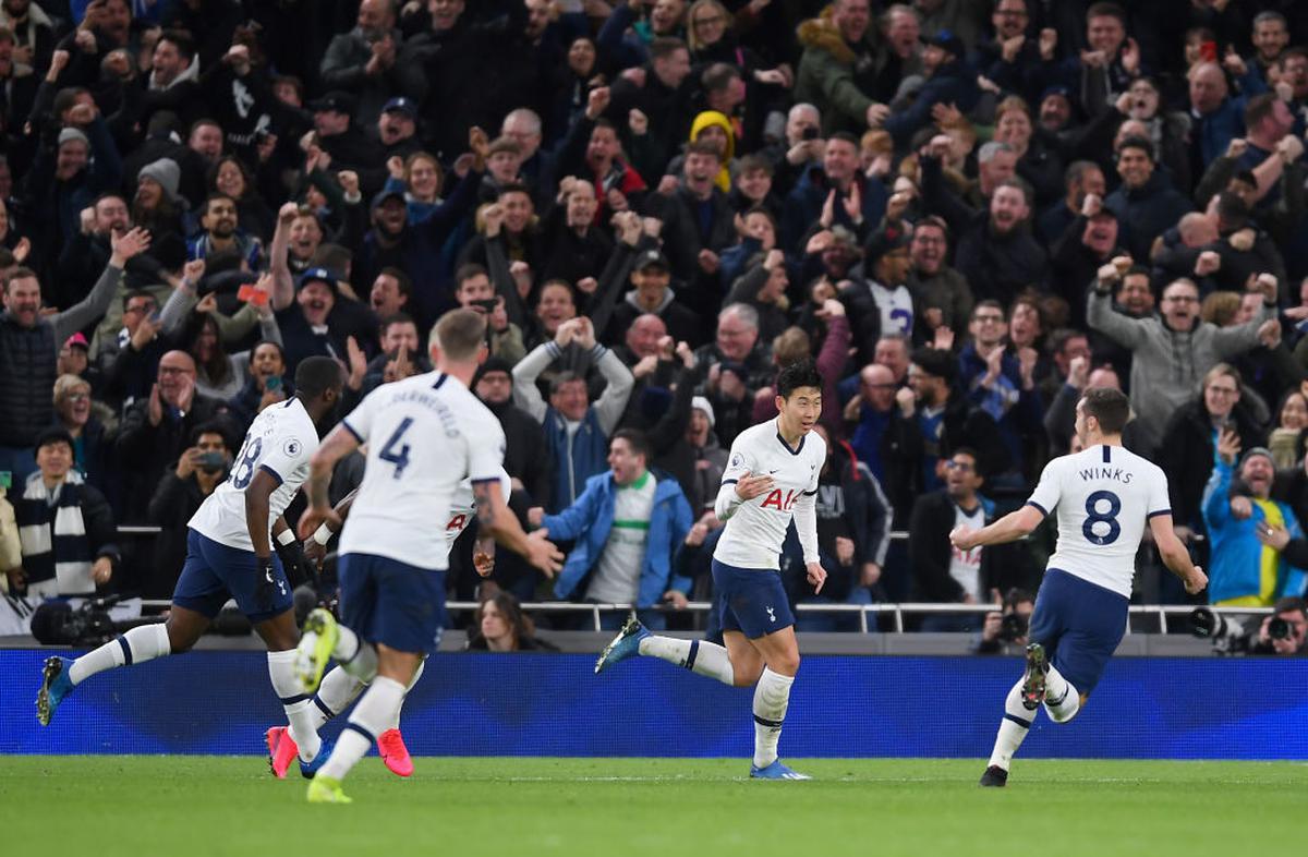 Tottenham Hotspur: Fans Spurs fans flock to away kit image