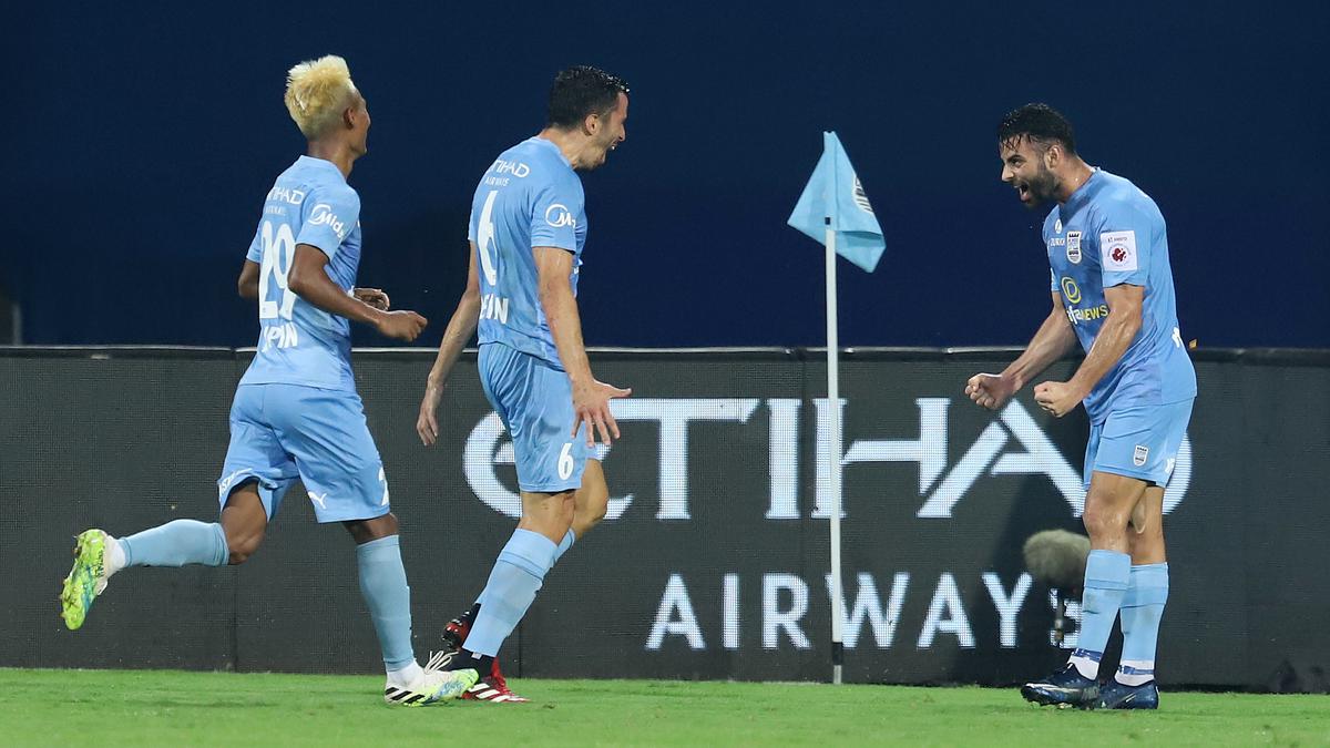 ISL 2020-21 highlights, MCFC vs SCEB: Le Fondre starrs in Mumbai City's 3-0 win vs SC East Bengal - Sportstar