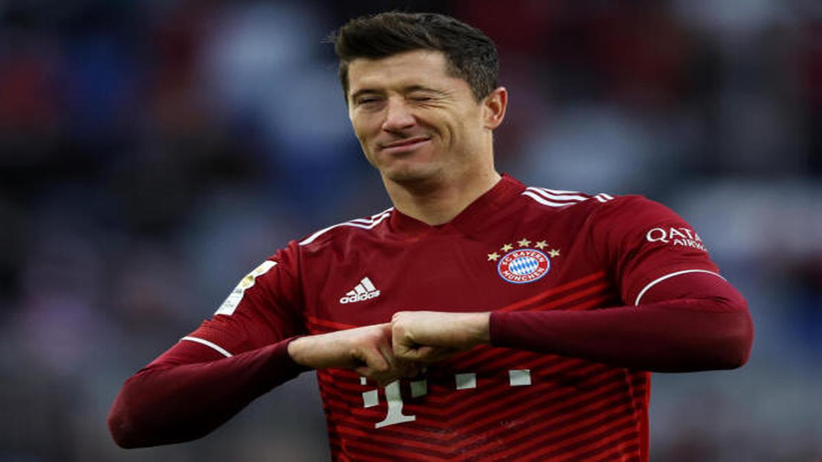 Riled Lewandowski stirs Bayern comeback to beat Furth 4-1