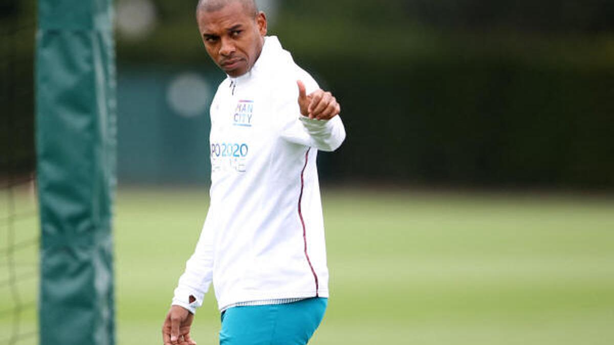 Fernandinho backs young Man City defenders to step up