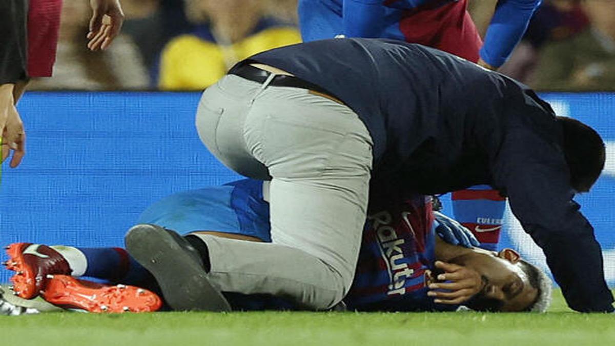 Barcelona defender Araujo leaves hospital after concussion