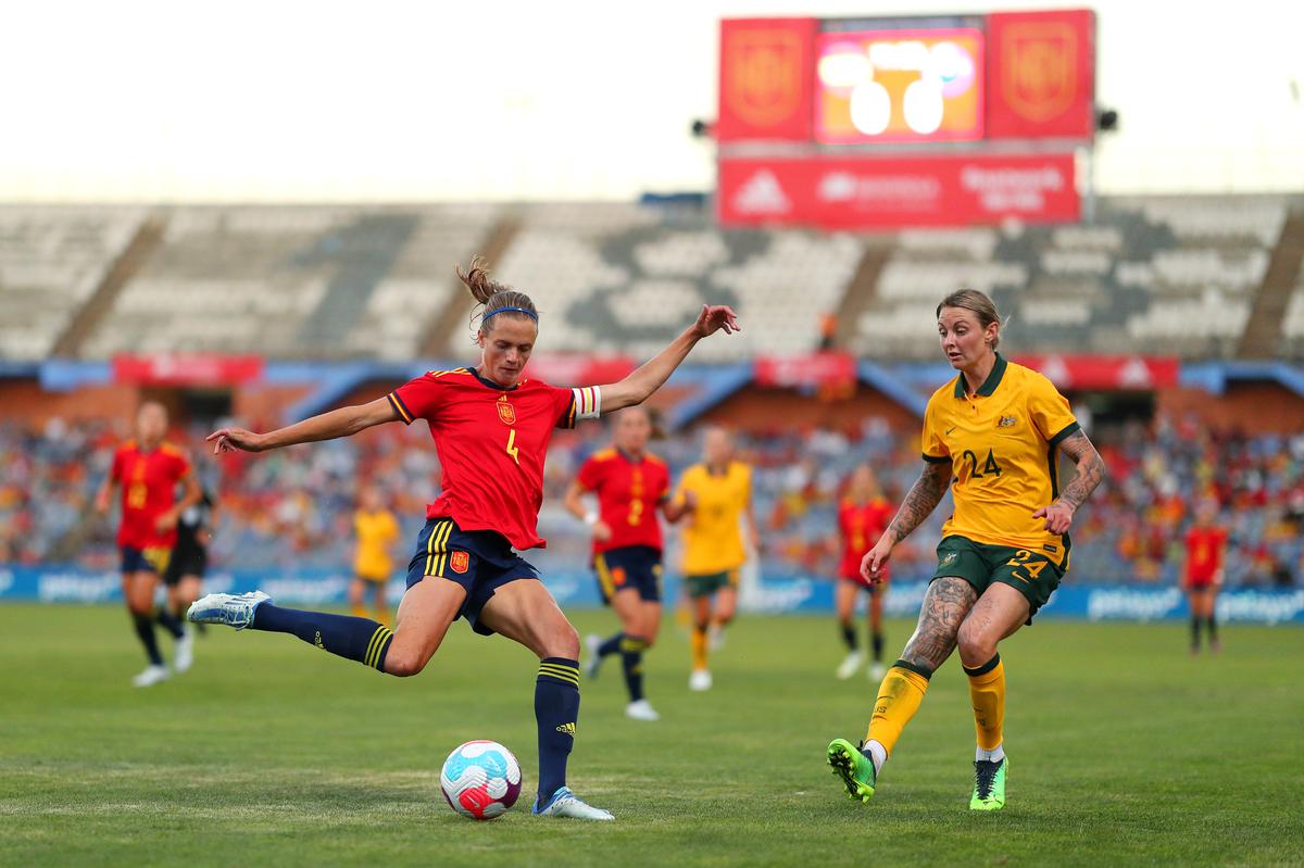 Larissa Crummer challenges Irene Paredes (left) during the Women’s International Friendly match between Spain and Australia. 