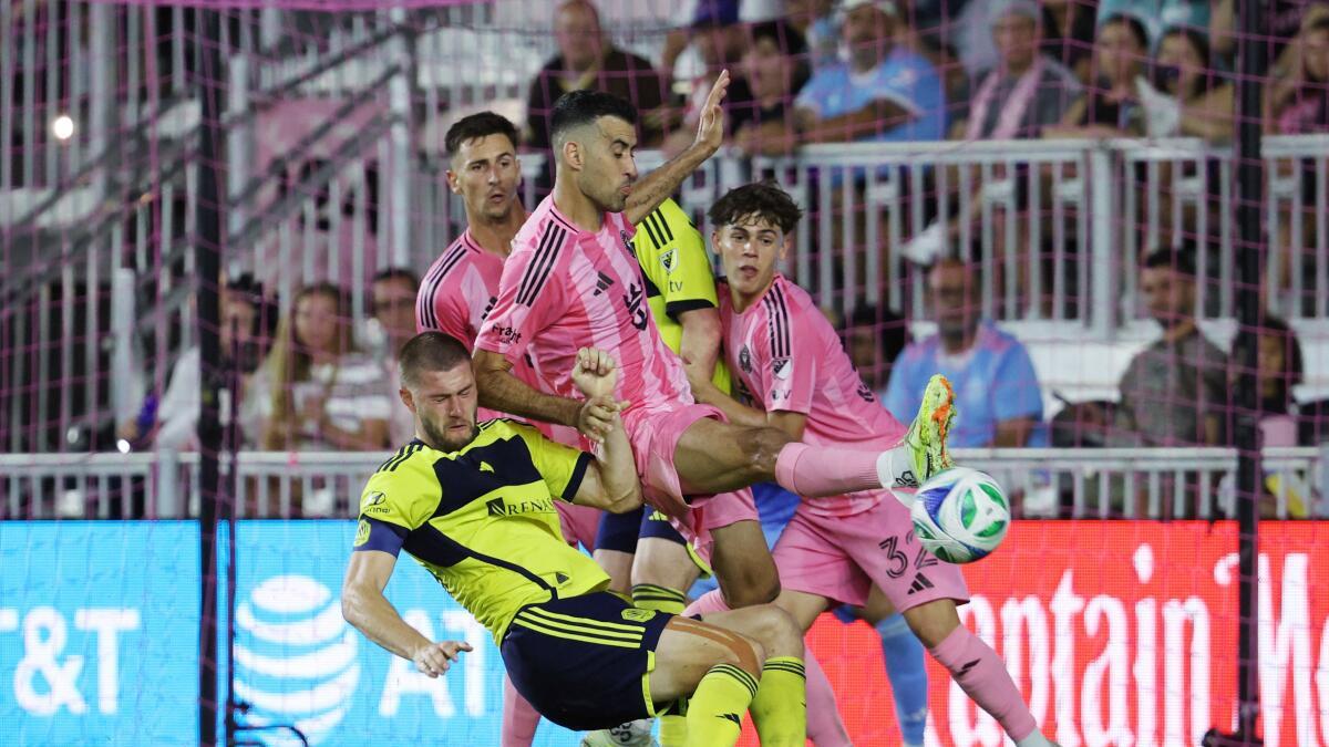 Renatinha Gaúcha fodendo de perna aberta com o vizinho tarado 