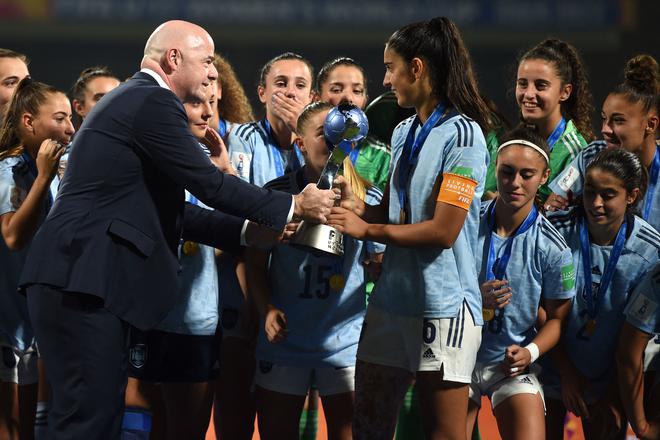 Happy denouement: FIFA president Gianni Infantino (left) presents the winners’ trophy to Marina Artero after Spain’s 1-0 win in the final at the DY Patil Stadium in Navi Mumbai. Infantino praised India for hosting the competition well.