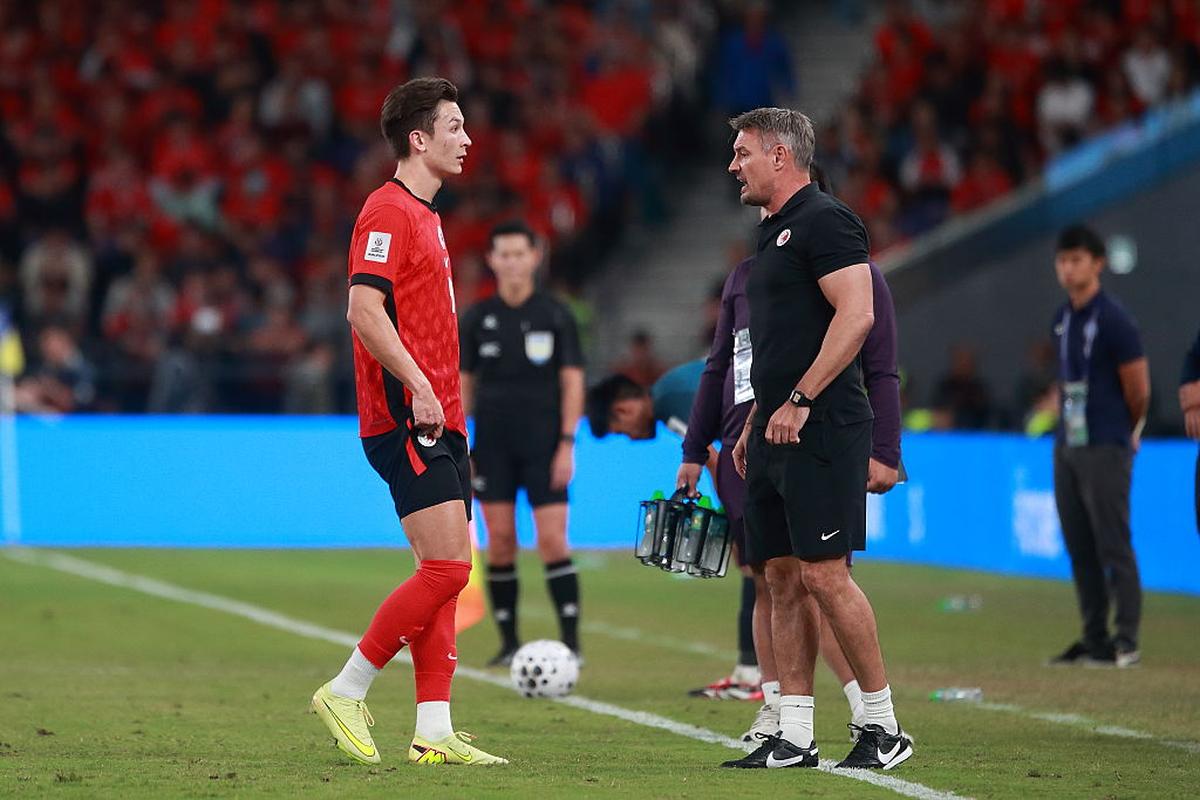 O técnico da equipe de Hong Kong, Ashley Westwood (R), fala com Matthew Elliot Wing Kai Orr, de Hong Kong (L), durante a partida do Grupo C das eliminatórias da Copa da Ásia, no Estádio Kai Tak, em 18 de novembro de 2025, em Hong Kong, China.