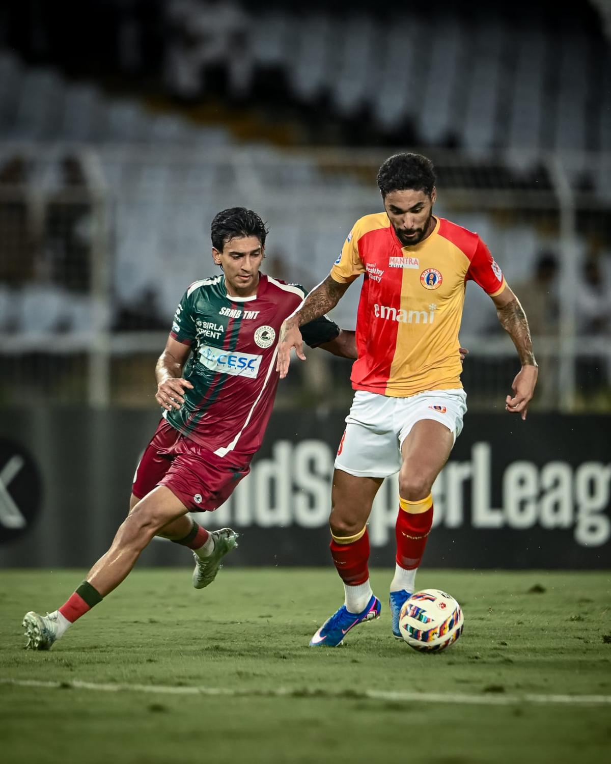 Hráči East Bengal a Mohun Bagan sa stretnú počas ďalšieho derby v Kalkate s vysokou intenzitou v sezóne, ktorá sa skončila korunovaným šampiónom červeno-zlatej brigády.