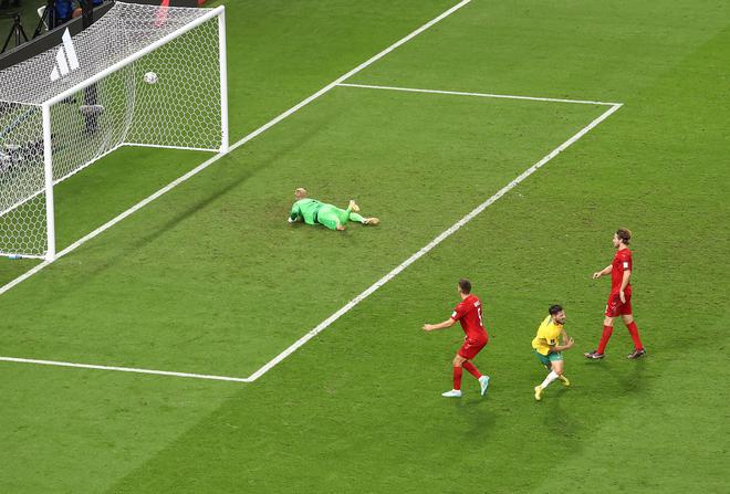 Le coup gagnant : l'Australien Matthew Leckie célèbre après avoir marqué un but contre le Danemark.  Le but décisif était également le premier but de Leckie en Coupe du monde.