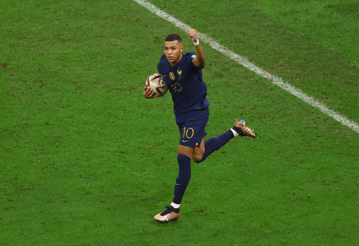 van persie world cup 2022 header